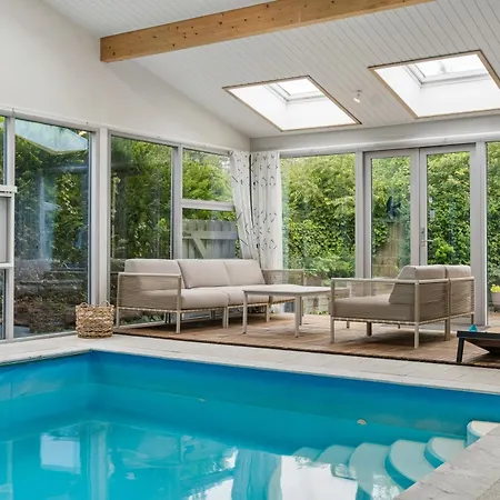 Cozy With Pool By The Hébergement de vacances