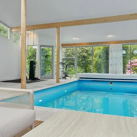 Cozy With Pool By The Сasa de vacaciones