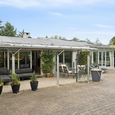 Cozy With Pool By The Hébergement de vacances