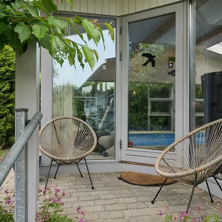 Cozy With Pool By The Сasa de vacaciones *